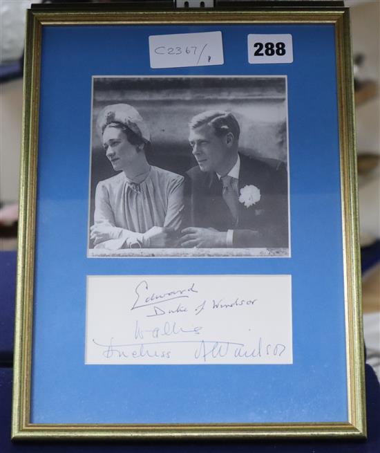 Autographs: Edward Duke of Windsor and Wallis Duchess of Windsor, with printed photograph